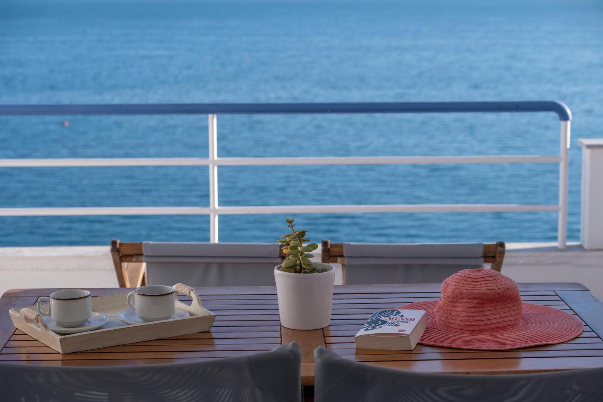 Luxurioeses Apartment Mit Einem Schlafzimmer Direkt Am Wasser, Meerblick Kiveri Exterior photo